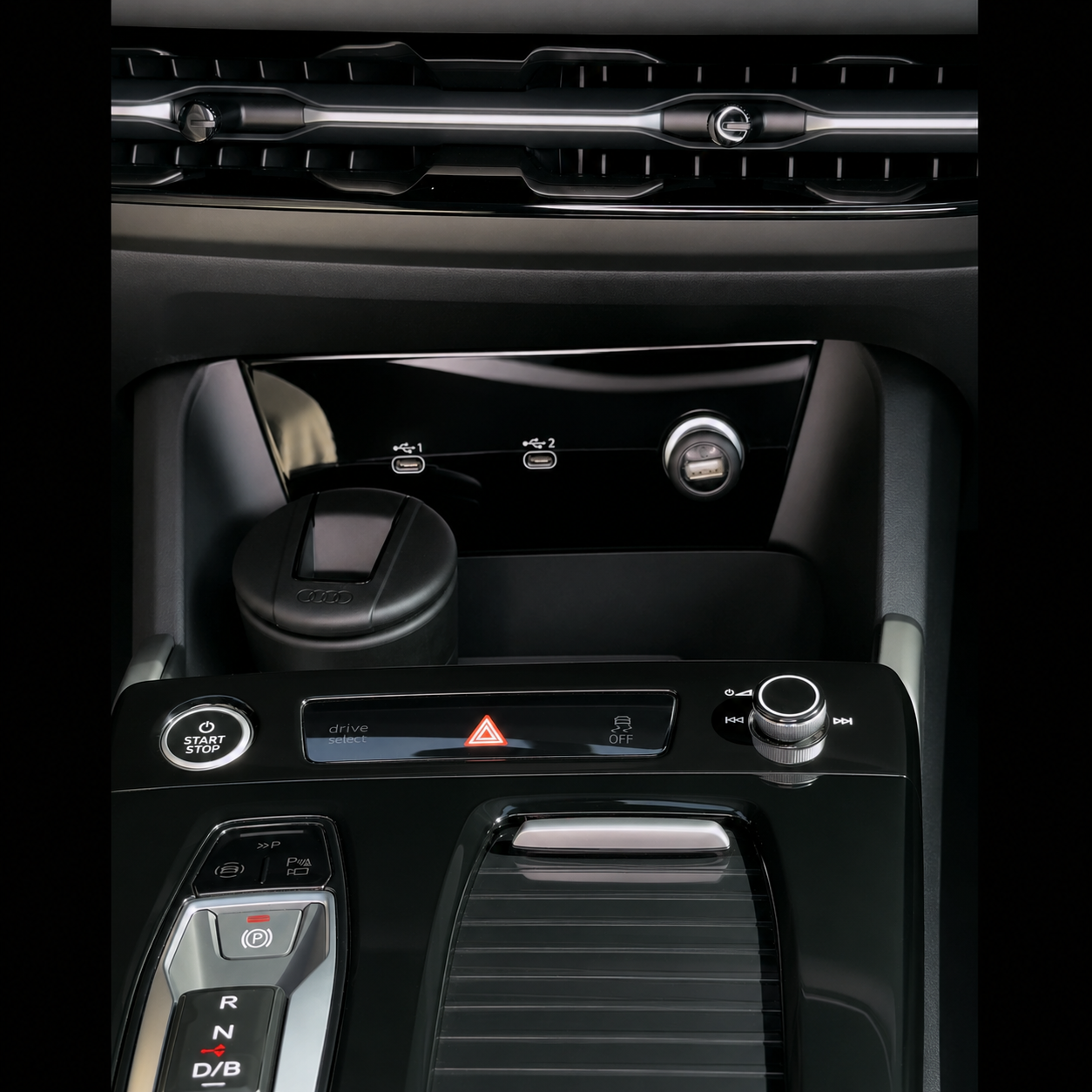 Vorderes Ablagefach der Mittelkonsole vor dem Einsetzen der Handy Konsole